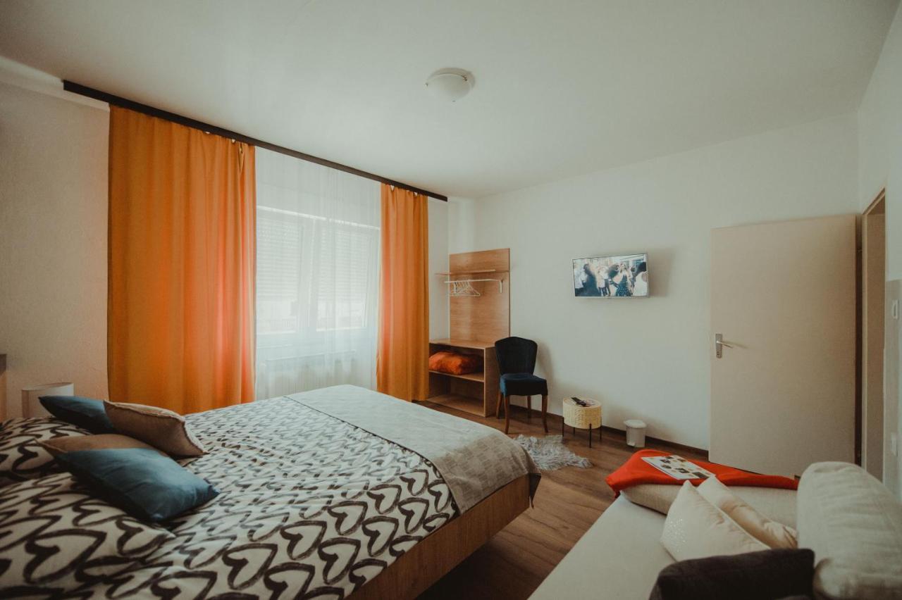 Apartman Lovric Ðakovo Buitenkant foto